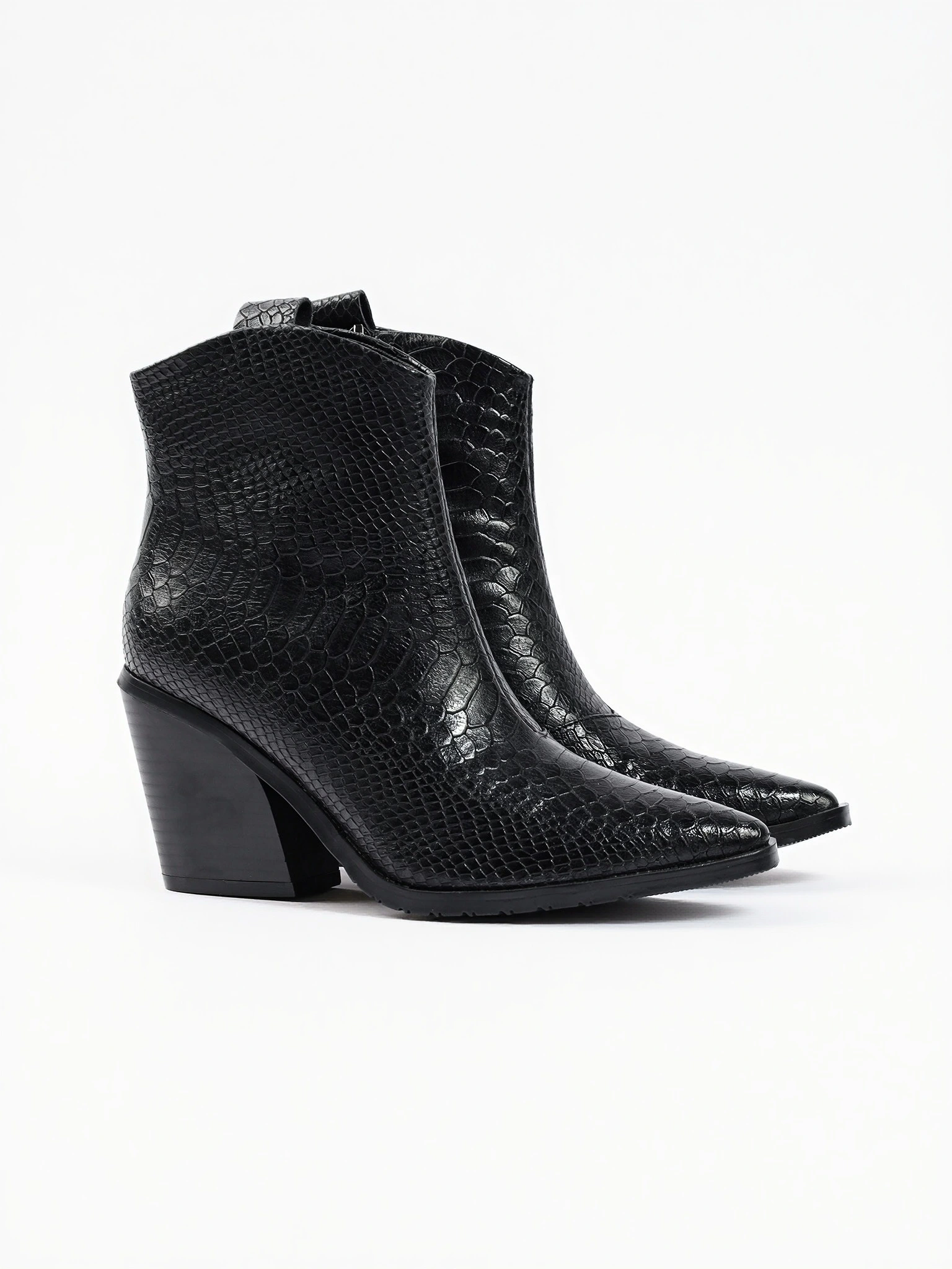 Ботильоны черного цвета из натуральной кожи под рептилию